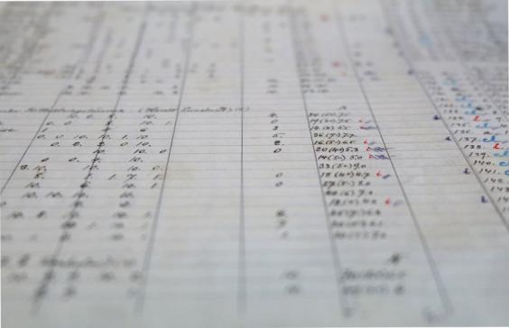 Bild på register i pappersform som innehåller uppgifter för tusentals kandidater.