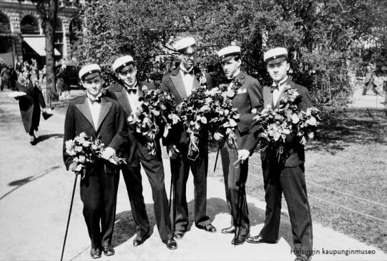 Fem nya studenter fron Helsingfors normallyceeum på 1930-talet.