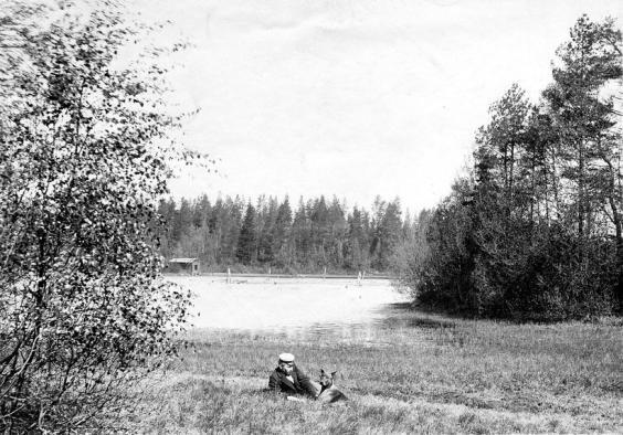 En student och en hund på stranden.