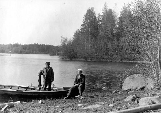 Ylioppilas, kalastaja ja kala veneessä