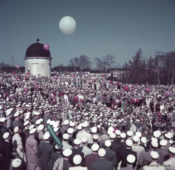 Massor av studenter firar vappen på Observatorieberget i Helsingfors.