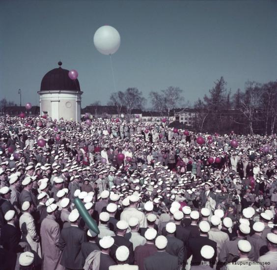 Paljon ylioppilaita viettämässä vappua Helsingin Tähtitorninmäellä.