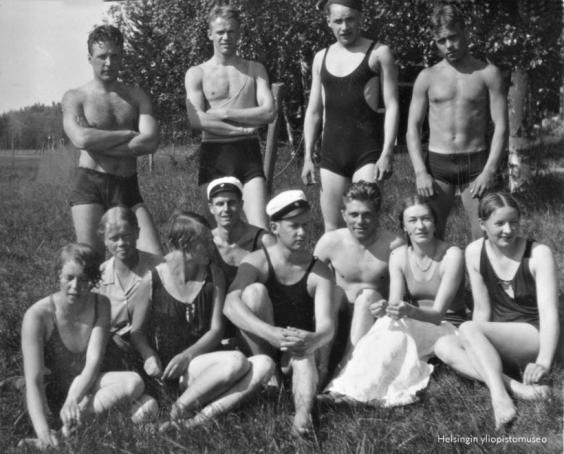 Studenter på simstrand