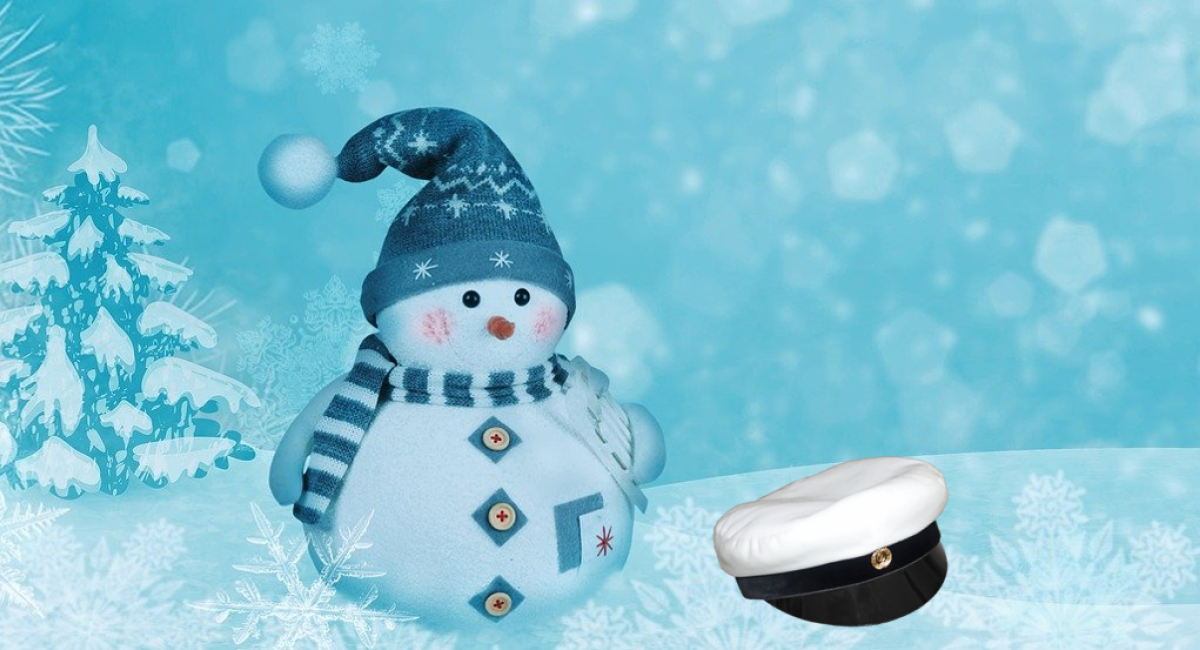 Piirroskuvassa lumiukko ja ylioppilaslakki talvimaisemassa.