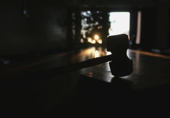 En klubba på bordet i ett mörkt rum.