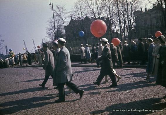 Studenter ute med luftballonger.