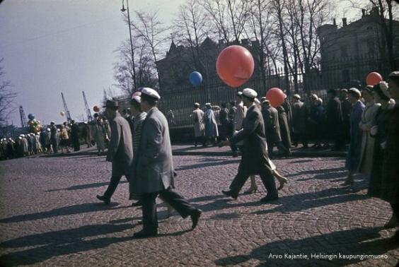 Studenter ute med luftballonger.